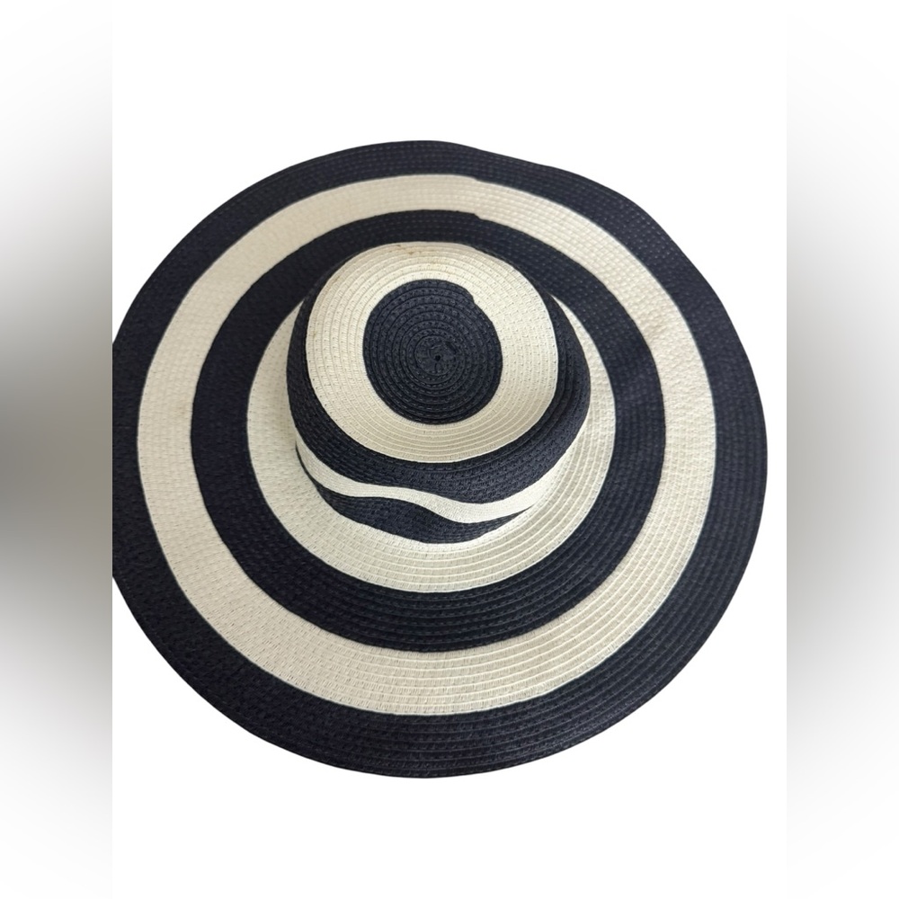 Target Black & White Paper
Straw Floppy Hat